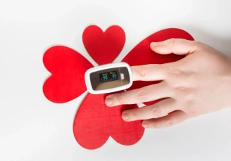 кардиолог на дому проводит измерение уровня кислорода в крови